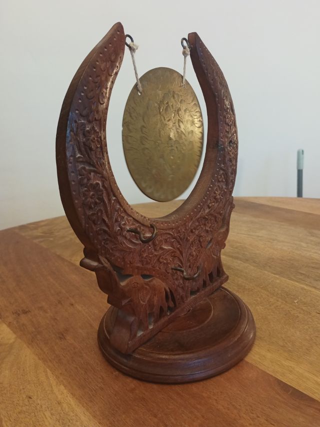 Gong de madera tallada