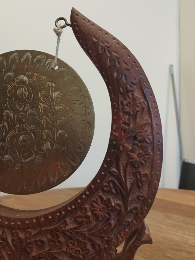 Gong de madera tallada