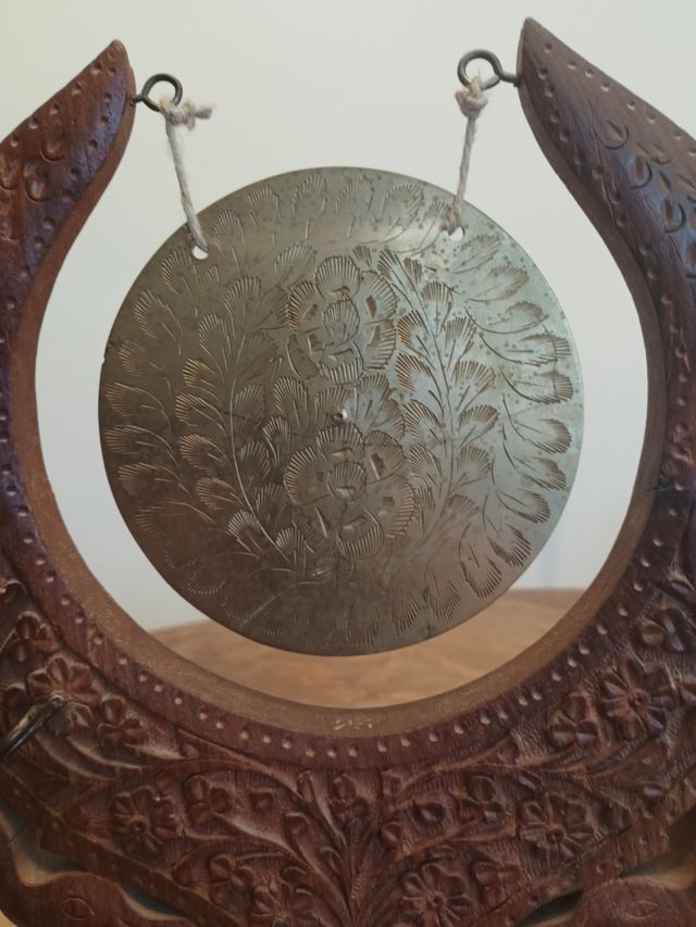 Gong de madera tallada