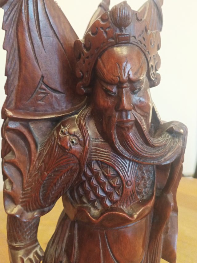 Figura de madera tallada, guerrero oriental