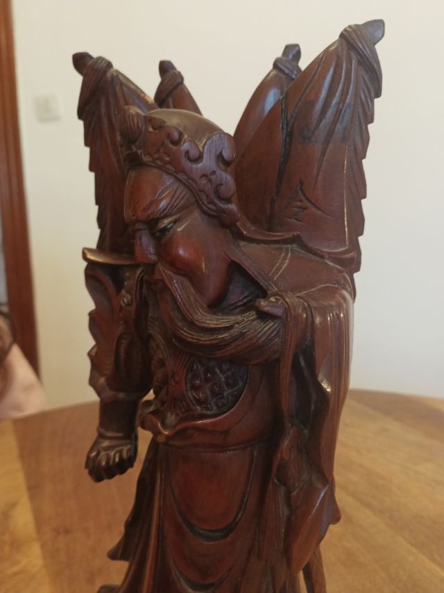 Figura de madera tallada, guerrero oriental