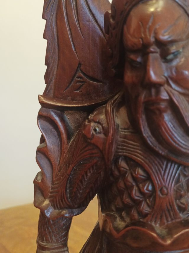 Figura de madera tallada, guerrero oriental