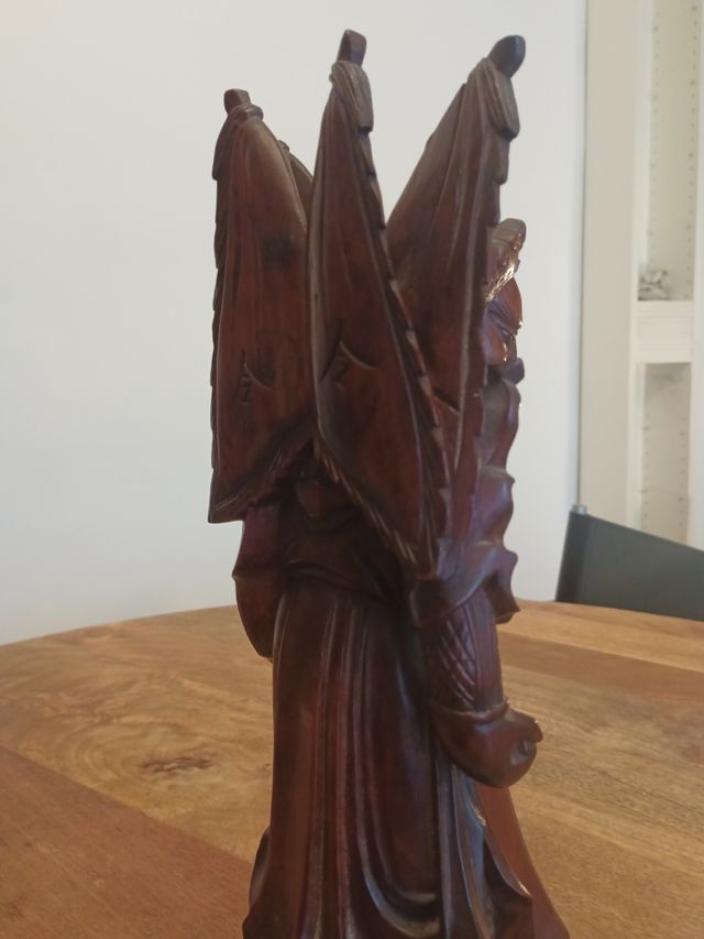 Figura de madera tallada, guerrero oriental
