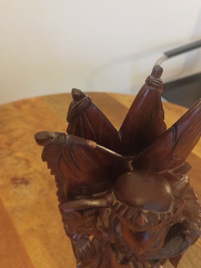 Figura de madera tallada, guerrero oriental