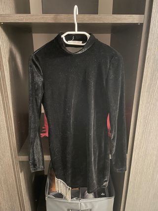 vestito nero con scollo sulla schiena