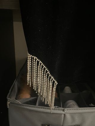 vestito nero con scollo sulla schiena