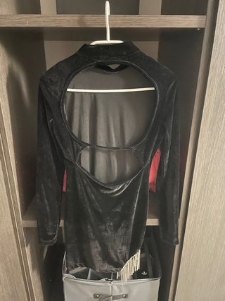 vestito nero con scollo sulla schiena