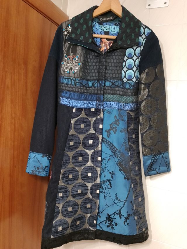 Abrigo Desigual mujer de segunda mano por 50 EUR en Santa Perpètua