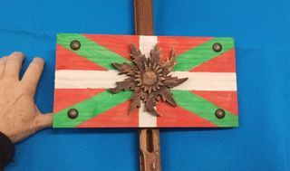 Eguzkilore de escayola sobre Ikurriña