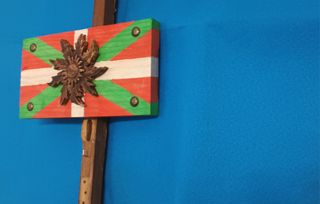 Eguzkilore de escayola sobre Ikurriña