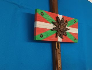 Eguzkilore de escayola sobre Ikurriña