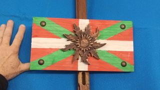 Eguzkilore de escayola sobre Ikurriña