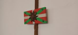 Eguzkilore de escayola sobre Ikurriña