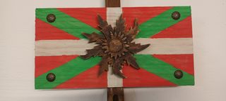 Eguzkilore de escayola sobre Ikurriña