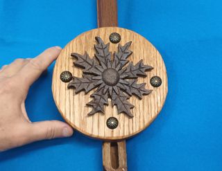 Eguzkilore sobre madera de roble