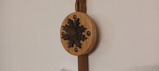 Eguzkilore sobre madera de roble