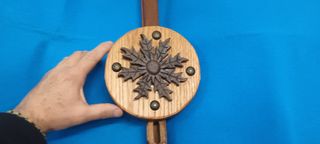 Eguzkilore sobre madera de roble