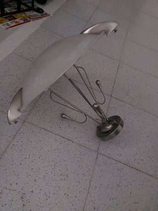 Lampara de techo de forja color dorado.