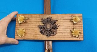 Eguzkilore sobre madera de roble