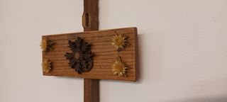 Eguzkilore sobre madera de roble