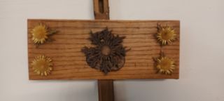 Eguzkilore sobre madera de roble