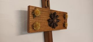 Eguzkilore sobre madera de roble