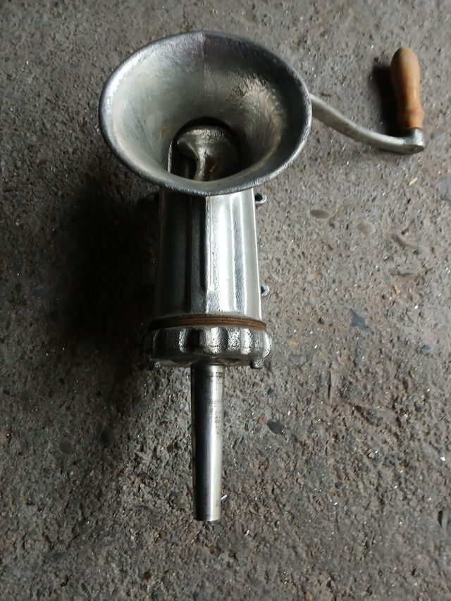 Máquina de picar carne a extrenar.