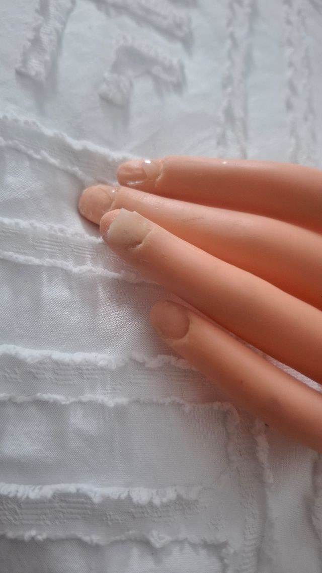 Mano y dedos para aprendizaje. Usado. de uñas