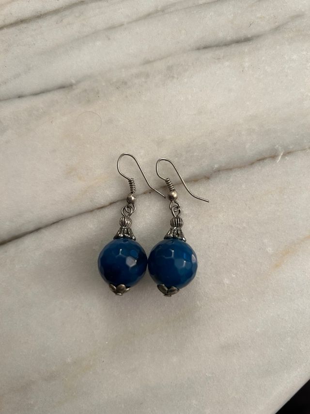 Orecchini pendenti con palla di vetro 