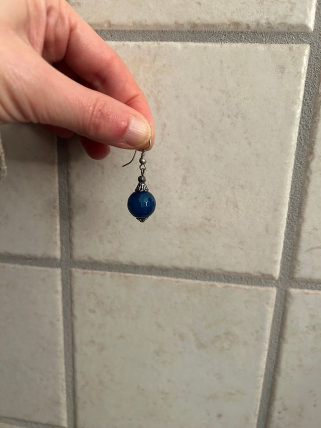 Orecchini pendenti con palla di vetro 