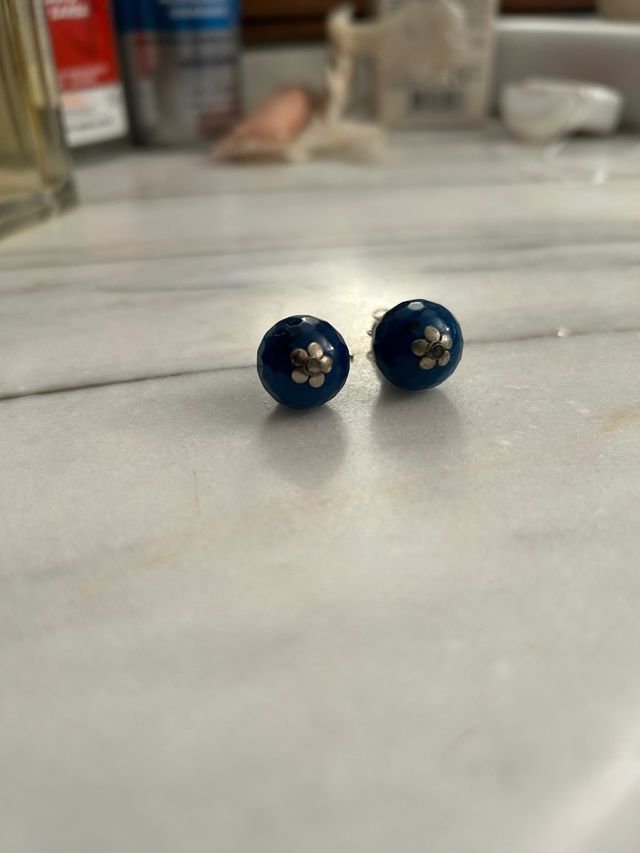 Orecchini pendenti con palla di vetro 