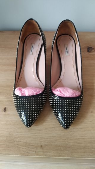 Salones negros minitachuelas Miu Miu