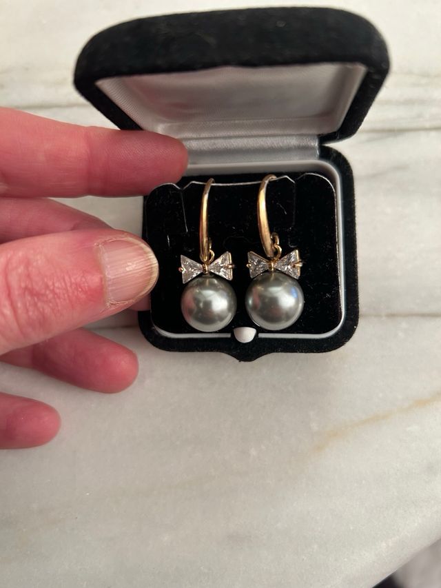 Orecchini bigiotteria pendenti con perla nera