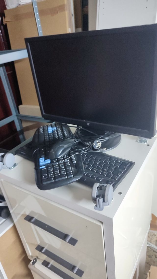 Monitor y teclados