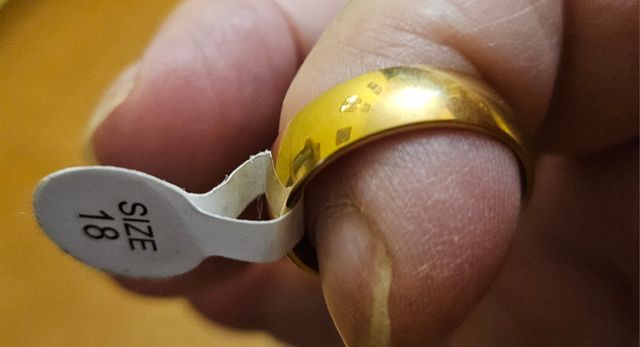 Anillo tipo alianza de acero dorado