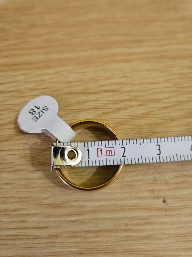 Anillo tipo alianza de acero dorado