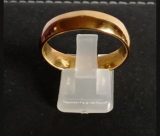 Anillo tipo alianza de acero dorado