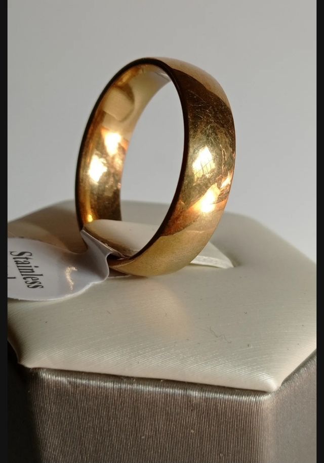 Anillo tipo alianza de acero dorado