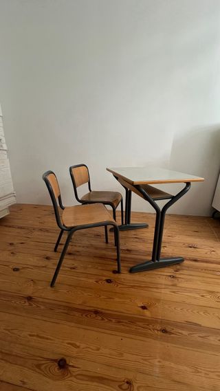 Tavolo per bambini vintage e due sedie scolastiche