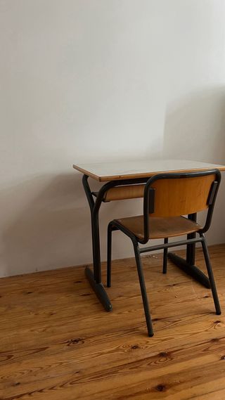 Tavolo per bambini vintage e due sedie scolastiche