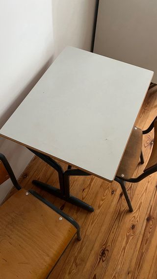 Tavolo per bambini vintage e due sedie scolastiche