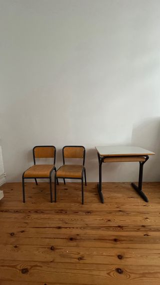 Tavolo per bambini vintage e due sedie scolastiche