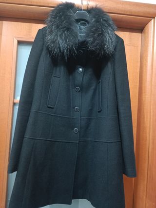 Cappotto con collo di pelliccia 