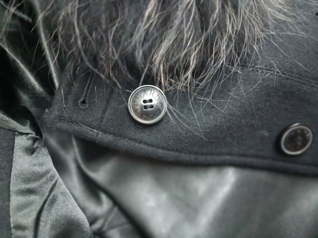 Cappotto con collo di pelliccia 