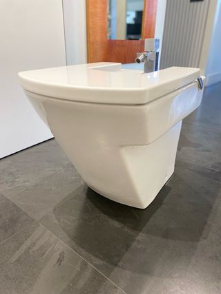 Bidé HALL de Roca con tapa y grifo 