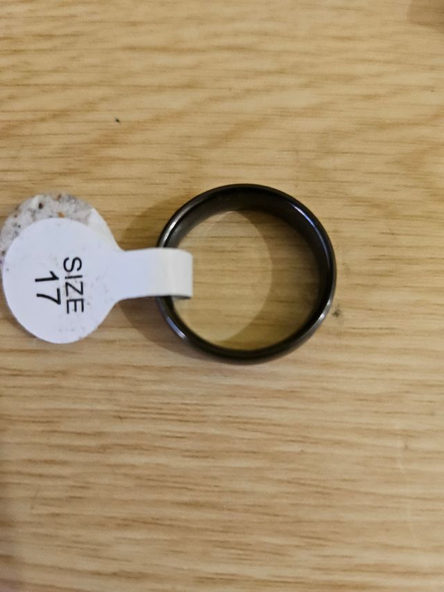 Anillo tipo alianza de acero negro