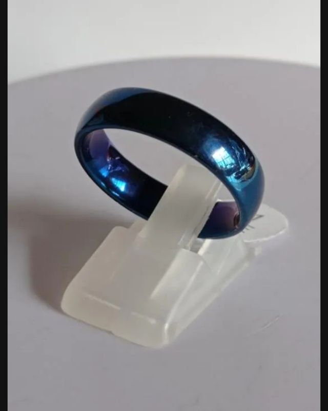 Anillo tipo alianza de acero negro