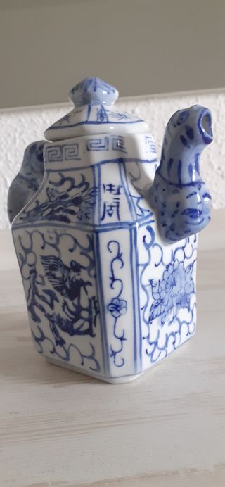 Tetera antigua de porcelana china sellada.