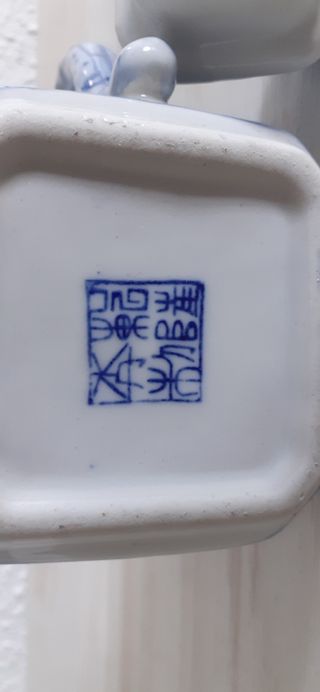 Tetera antigua de porcelana china sellada.