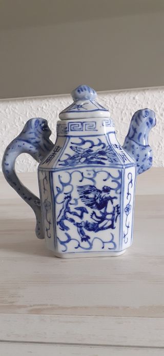 Tetera antigua de porcelana china sellada.